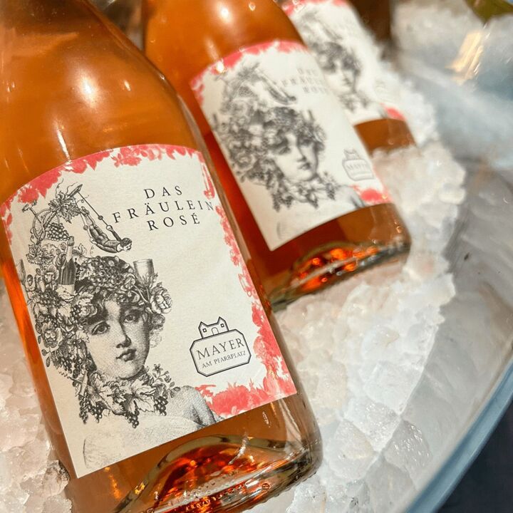 Close-Up von Weinflasche "Das Fräulein Rosé"